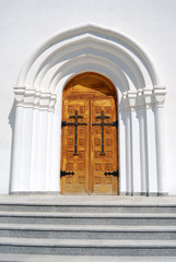 Fototapeta premium Old wooden door and wall with an ornament and a stucco moulding