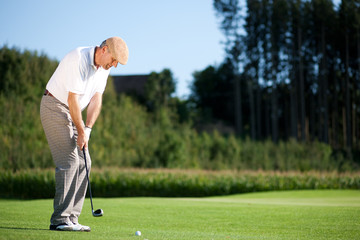 Älterer Golfspieler im Sommer