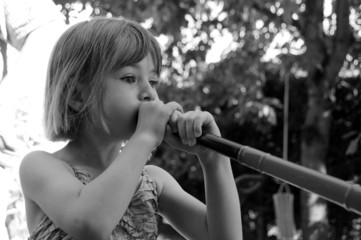 Mädchen mit Vuvuzela