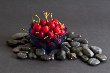 ciliegie con sfondo di pietre