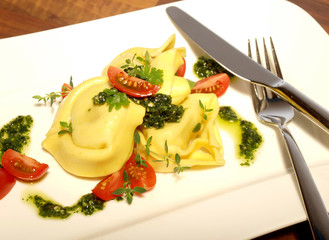 Tortellini mit Pesto und Kirschtomaten