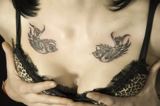 Vogeltattoo Schwalben im Dekolette&acute;