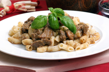 Nudeln mit Gulasch und Basilikum