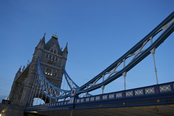 Fototapeta na wymiar London Tower Bridge da sotto