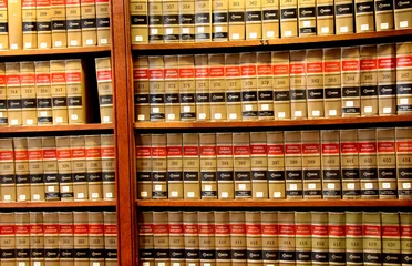 Foto op Plexiglas Bibliotheek Close-up shot van boeken in de bibliotheek van wetboeken
