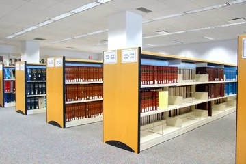 Foto op geborsteld aluminium Bibliotheek Boekenplanken in universiteitsbibliotheek