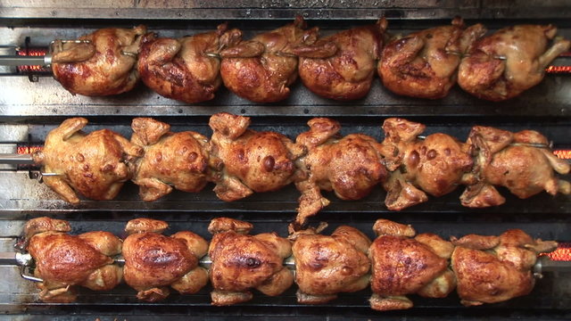 HD1080p Leckere Grillh&auml;hnchen am Spiess. Oktoberfest M&uuml;nchen