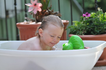 Kleinkind  beim baden
