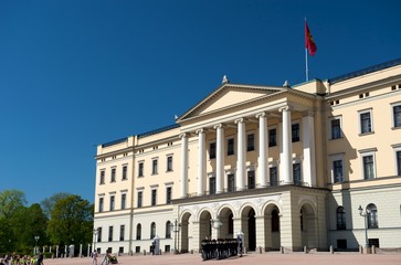 Fototapeta na wymiar Gwardia w Pałacu Królewskim Oslo, Norwegia