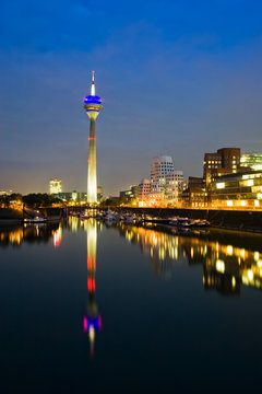 D&uuml;sseldorf Medienhafen bei Nacht