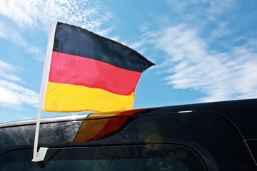 Deutschland-Fahne auf Auto