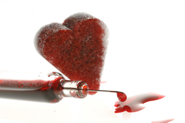 Spritze mit Blut und Herz aus Zucker