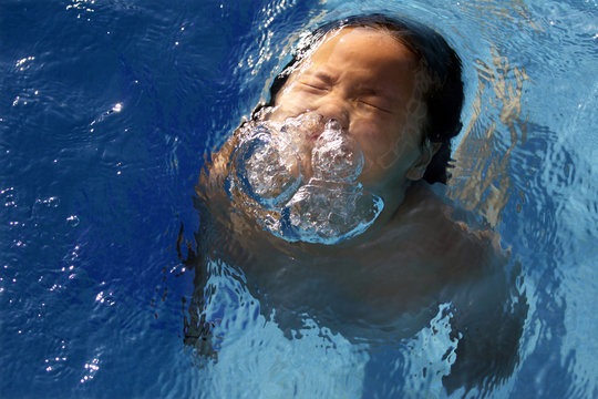 ni&ntilde;a nadando en la piscina