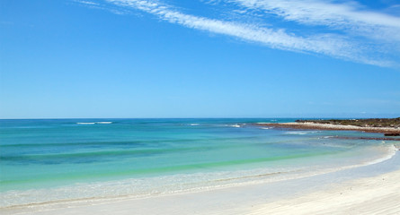 Fototapeta premium Panoramic of a calm ocean, high clouds and beach
