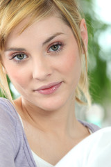 Portrait d'une jeune femme blonde