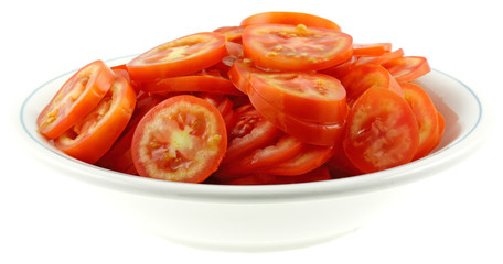 assiettée de tranches de tomates, fond blanc