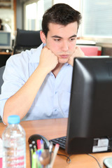 Jeune homme énervé au bureau