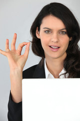 Portrait d'une jeune femme d'affaires