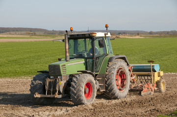 Tracteur en train de semer de l'orge de printemps