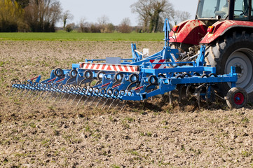 Tracteur passant le vibroculteur dans un champ