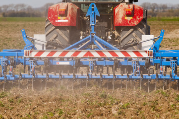 Obraz premium Tracteur passant le vibroculteur dans un champ