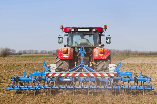 Tracteur passant le vibroculteur dans un champ