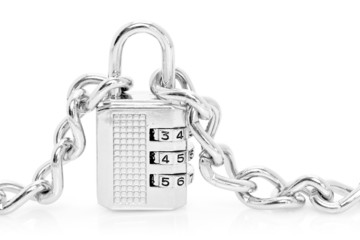 Cadenas à combinaisons avec chaînes sur fond blanc