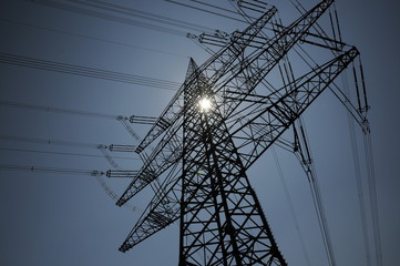 Hochspannungsmast mit Sonne