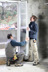 Ouvriers sur chantier maison en construction
