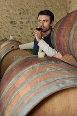 Viticulteur dégustant un verre de vin rouge