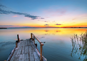 Fototapeta na wymiar Molo nad jeziorem kolorach