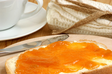 selbst gebackenes Brot mit Pfirsichmarmelade