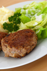 Frikadelle mit Kartoffelbrei & Salat