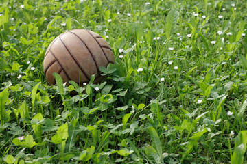 nach dem Spielen in der grünen Wiese liegender Fussball