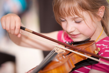 Mädchen spielt Violino