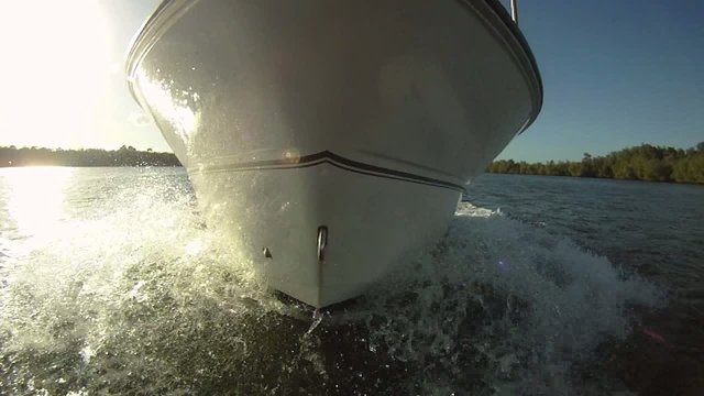 Etrave de bateau fendant l'eau (ralenti)