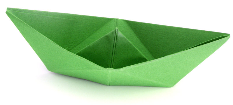 petit bateau en papier canson vert, fond blanc
