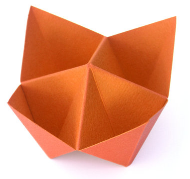 origami, salière en papier canson orange, fond blanc