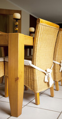modernes Esszimmer mit Rattanstühlen und Tisch aus Naturholz