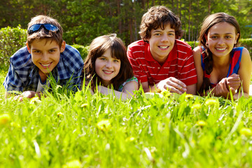 Fototapeta premium Przyjaciele na trawie