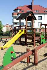 Fototapeta na wymiar Pusty plac zabaw dla dzieci i słoneczny dzień