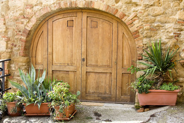 Fototapeta na wymiar piękne drzwi toskańskie