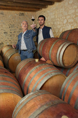Viticulteurs dans une cave