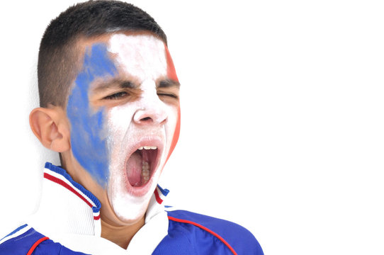 Jeune supporter de l'&eacute;quipe de France qui s'ennuie