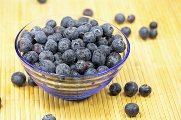 Glasschale mit Blaubeeren