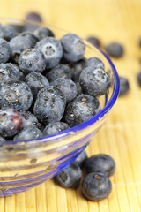 Glasschale mit Heidelbeeren