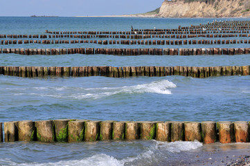 Wellenbrecher an der Ostseeküste