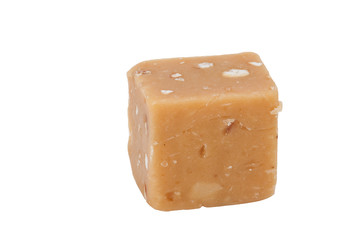 Hellbraune Fudge mit Haselnuss