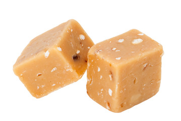 Gestapelte hellbraune Fudge mit Haselnuss