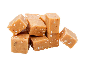 Gestapelte hellbraune Fudge mit Haselnuss